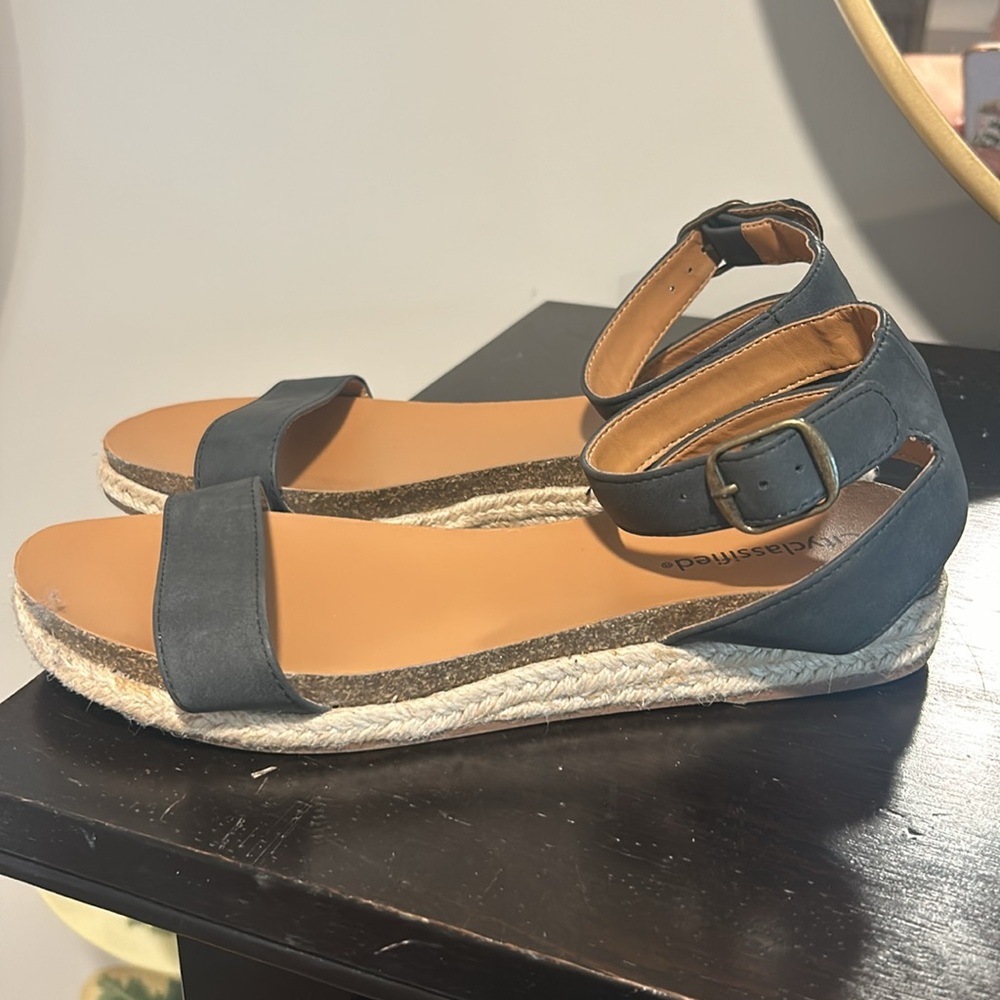 NWOT CUTE BOHO SANDALS - Picture 2 of 2